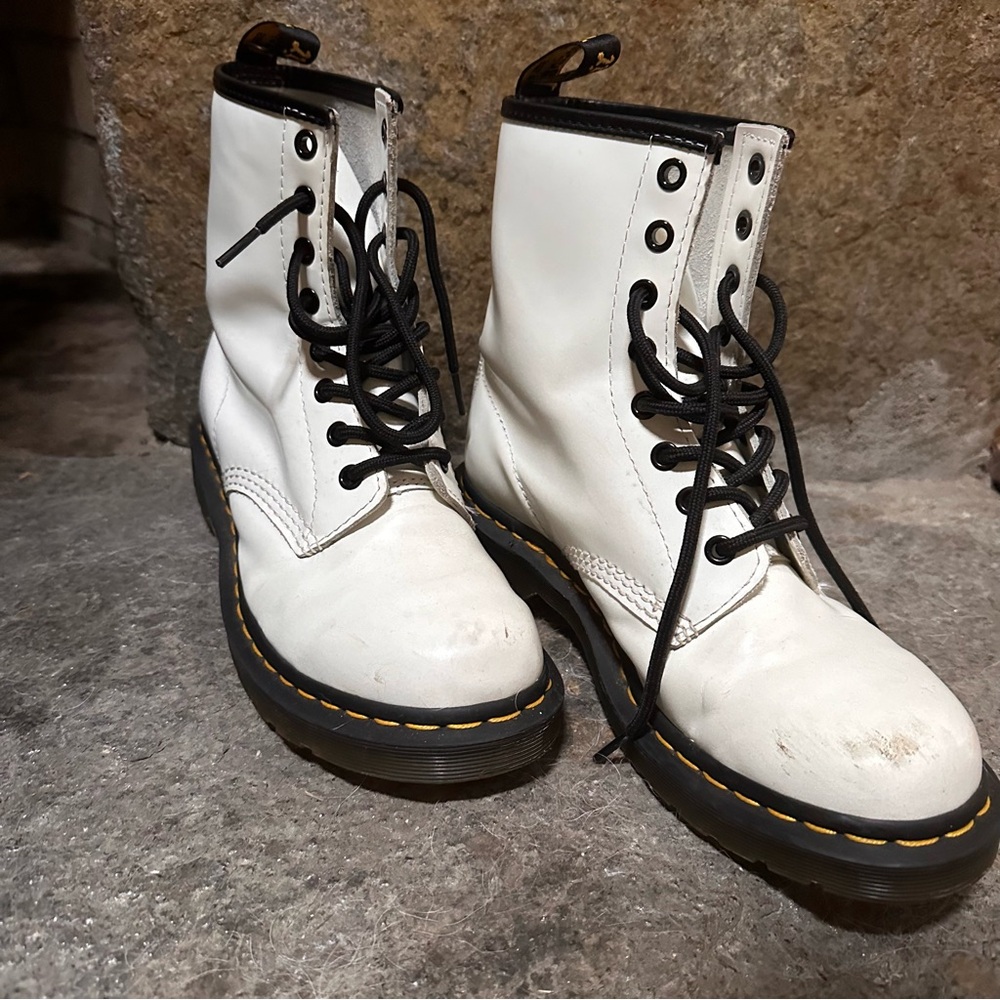 Dr. Marten’s original 1460 Smooth Leather Boots in White, size 8.5/39
